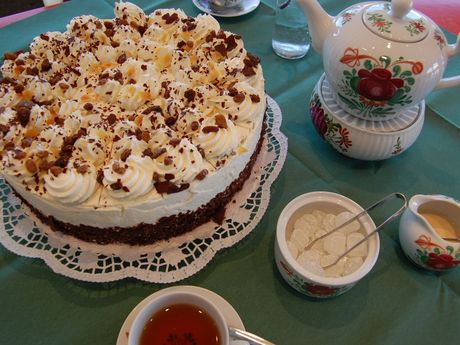 Detailblick auf eine Ostfriesentorte auf einer gedeckten Teetafel