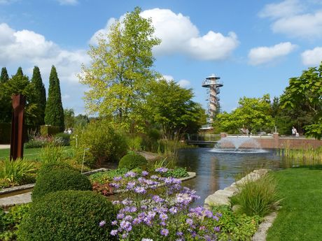 Blick auf ein Wasserspiel im Park der Gärten in Bad Zwischenahn