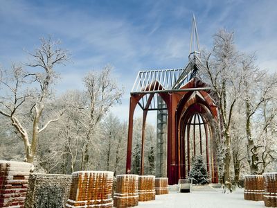 Die mit Schnee bedeckte Klosterstätte Ihlow im Winter