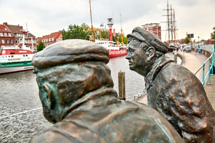 Die Bronzefiguren "Delftspucker" am Hafen von Emden