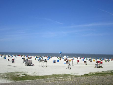 Strandspielplatz und Strandkörbe in Dornumersiel am Strand