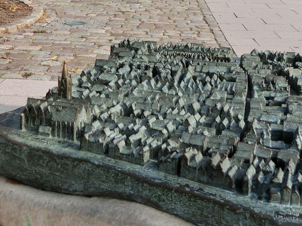 Das Foto zeigt das bronzene Stadtmodell von Emden