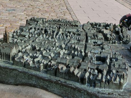Das Foto zeigt das bronzene Tastmodell, das die Stadt Emden abbildet