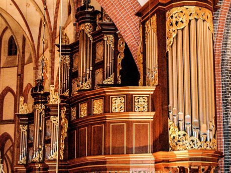 Innenansicht der Ludgerikirche in Norden mit Blick auf die Orgel