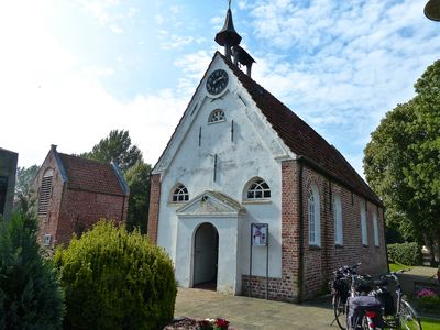 Außenansicht der Kirche in Woltzeten mit drei Fahrräden im Vordergrund