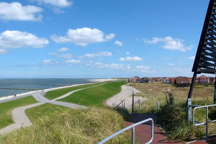 Blick vom Aussichtspunkt auf Baltrum über das Wattenmeer und die Insel 