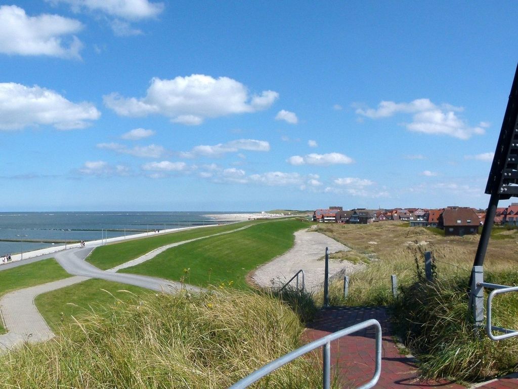 Blick vom Aussichtspunkt auf Baltrum über das Wattenmeer und die Insel 