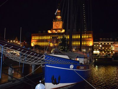 Das beleuchtete Rathaus zum Engelkemarkt in Emden