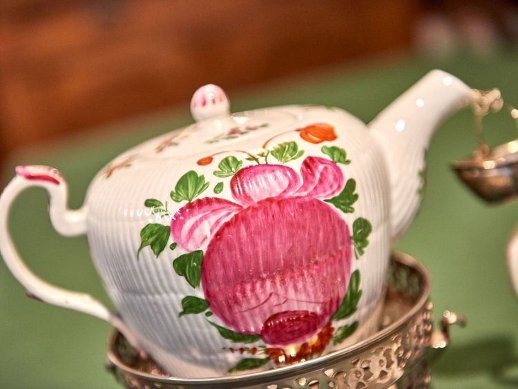 Bünting Teezeremonie in Leer, ostfriesische Teekanne auf einem Stövchen