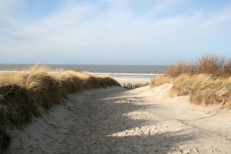 Sandweg zum Strand mit Ausblick auf die Nordsee und den Strand von Juist