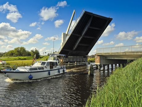 Ein Boot durchfährt die geöffnete Bangsteder Brücke 