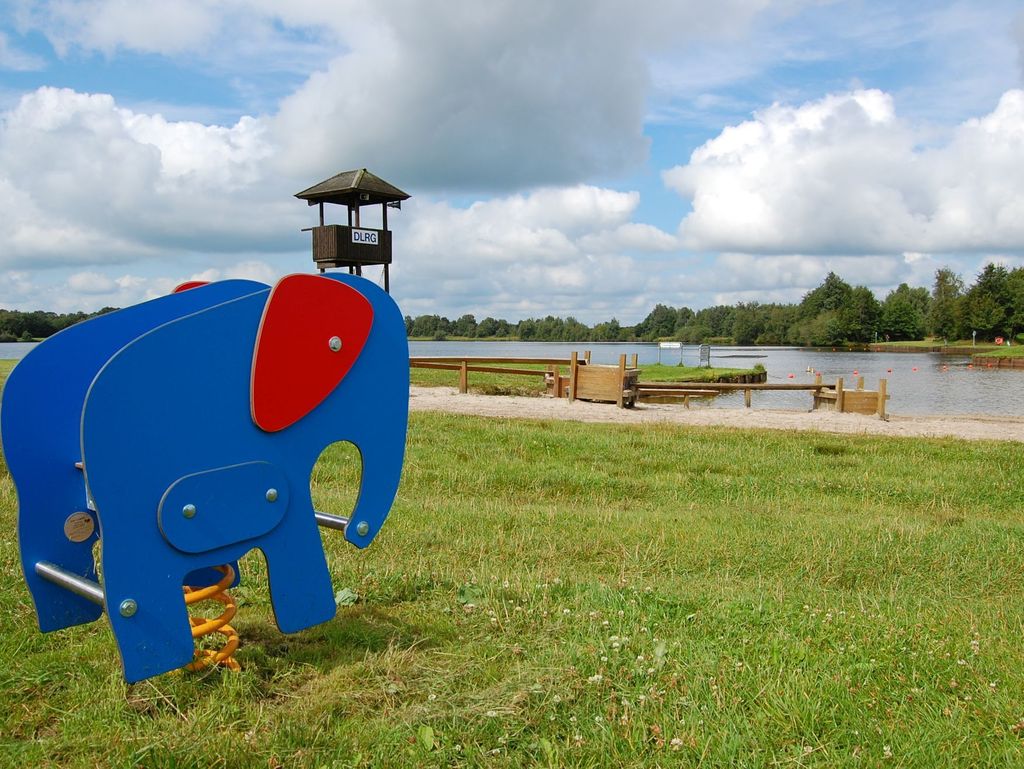 Das Spielgerät eines blauen Wipp-Elefant auf dem Spielplatz am Badesee Großsander