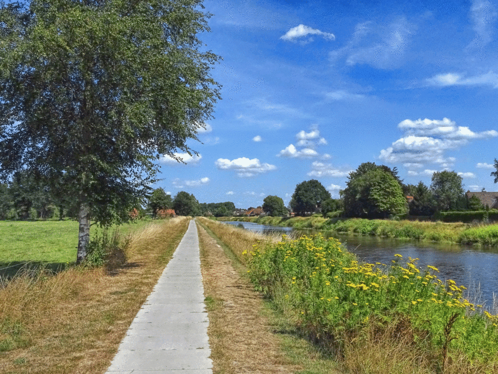 Schmaler Weg entlang des Sauterlerkanals