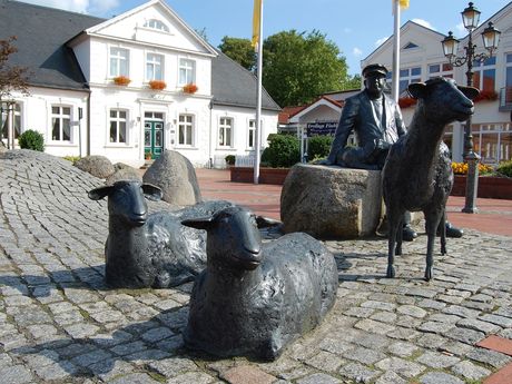 Bronzefiguren auf dem Marktplatz in Wittmund