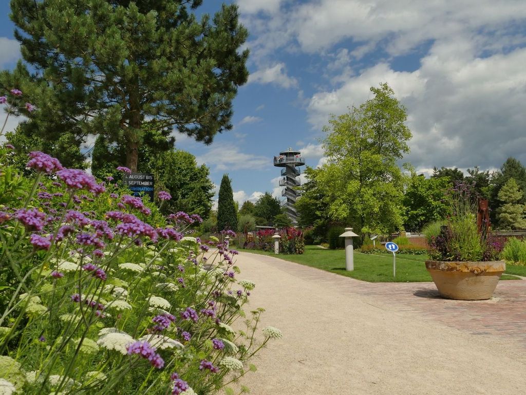 Aussichtsturm im Hintergrund im Park der Gärten in Bad Zwischenahn