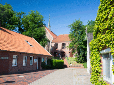 Ortskern von Hohenkirchen mit Kirche im Hintergrund
