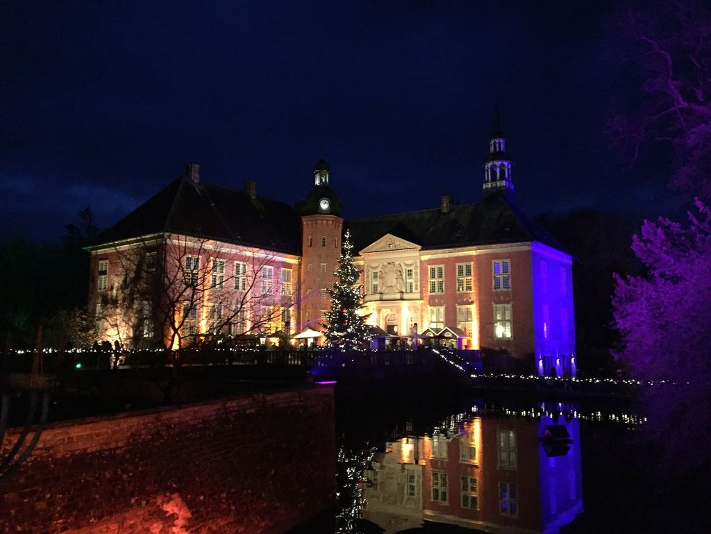 Das weihnachtlich dekorierte und beleuchtete Schloss Gödens am Abend