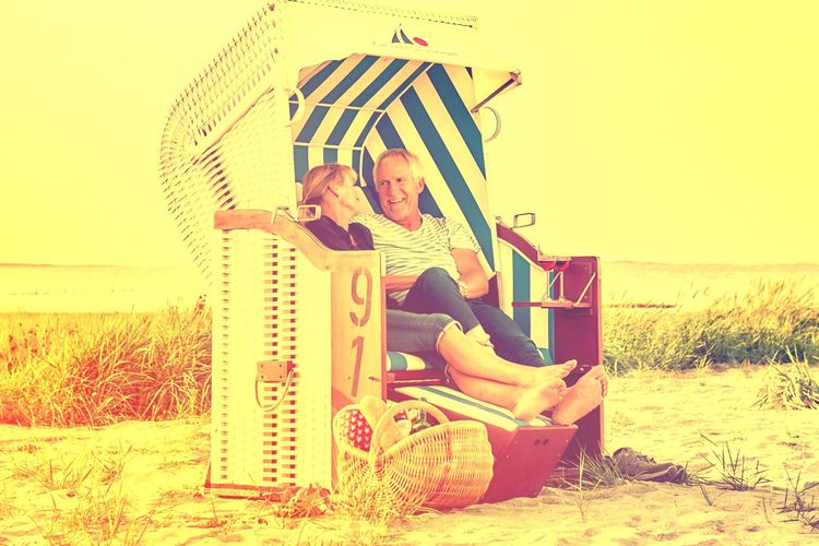 Altes Foto eines Paares in einem Strandkorb