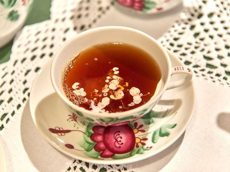 Bünting Teezeremonie in Leer, Sahnewölkchen steigen im Tee auf