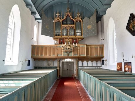Innenraum einer Kirche mit Blick auf die Orgel