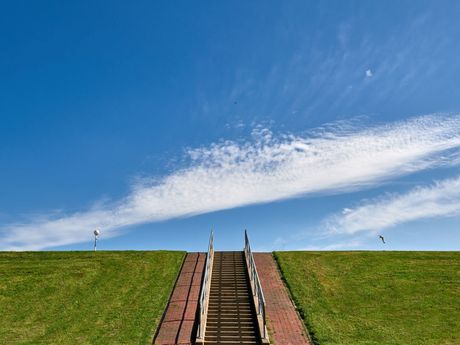 Treppe auf einem Deich in Wilhelmshaven
