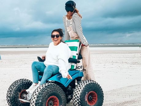 Das Foto zeigt die Reisebloggerin Kim von Wheeliewanderlust im Wattmobil und ihrer Freundin, die hinten draufsteht