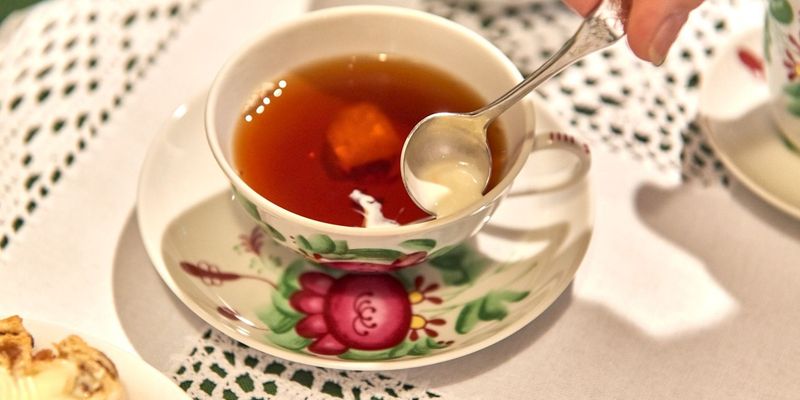 Bünting Teezeremonie in Leer, die Sahne wird vorsichtig in den Tee gegeben