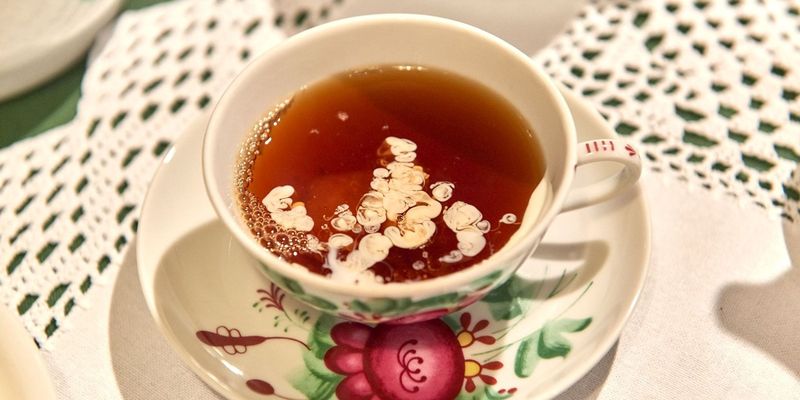 Bünting Teezeremonie in Leer, die Sahnewölkchen steigen im Tee auf