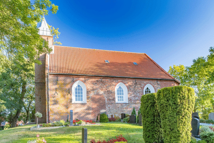 Außenansicht der Kirche in Hohenkirchen im Sonnenschein