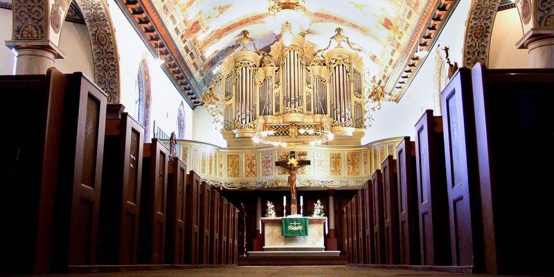Innenansicht der Lutherkirche in Leer mit Blick auf den Altar und die Orgel