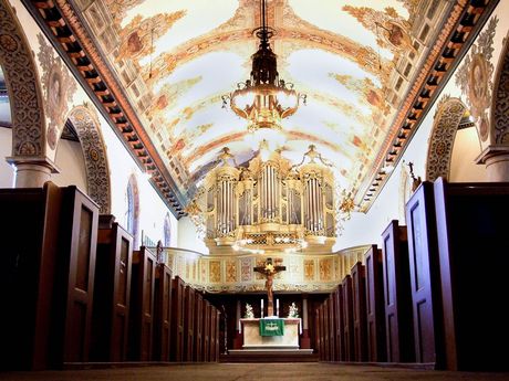 Innenansicht der Lutherkirche in Leer mit Blick auf den Altar und die Orgel