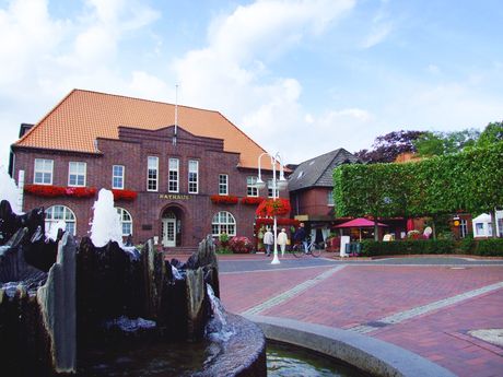 Brunnen auf dem Marktplatz in Westerstede mit Rathaus im Hintergrund