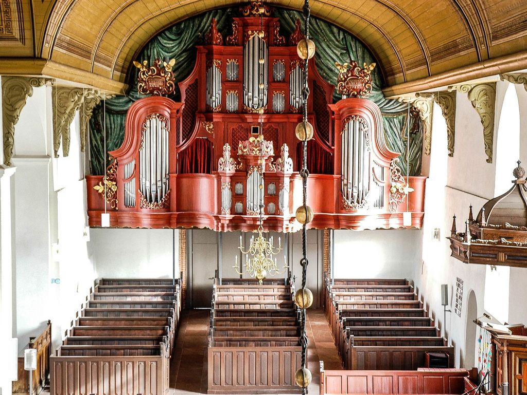 Innenansicht der Georgskirche in Weener mit Blick auf die Orgel