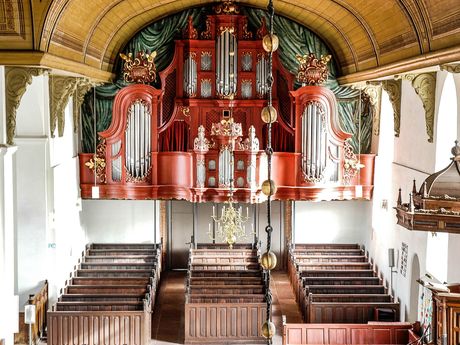 Innenansicht der Georgskirche in Weener mit Blick auf die Orgel