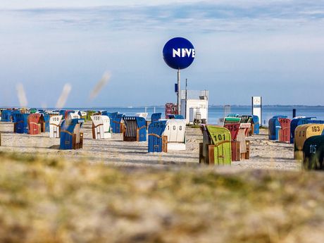 Das Foto zeigt den Strand von Dornumersiel, mit dem berühmten Nivea-Ball und vielen Strandkörben