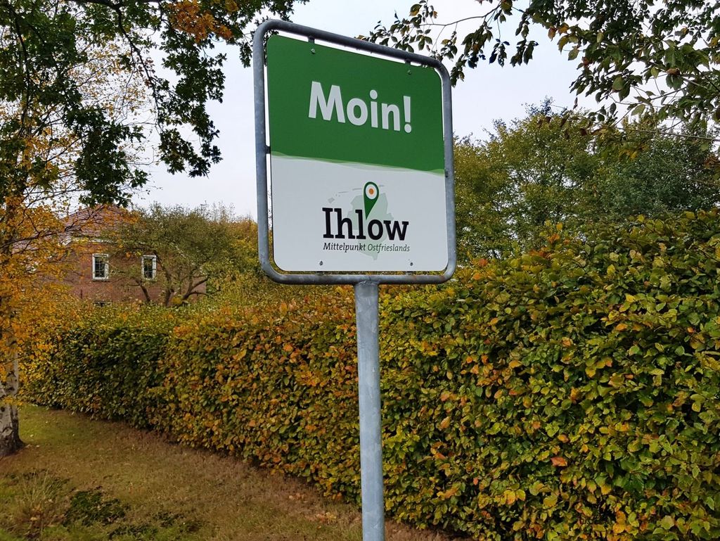 Das Wort "Moin" auf einem Ortsschild von Ihlow 