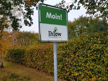 Das Wort "Moin" auf einem Ortsschild von Ihlow 
