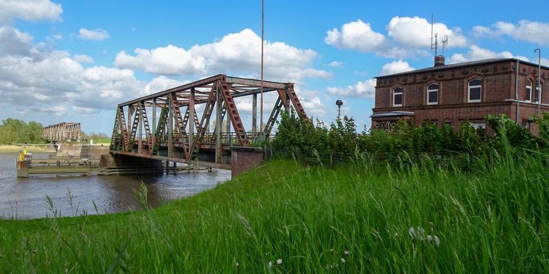 Blick auf die Friesenbrücke und auf die Ems in Weener