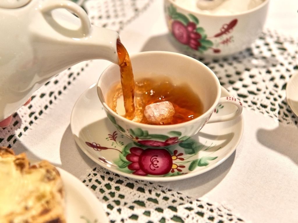 Das Foto zeigt eine ostfriesische Teezeremonie im Bünting-Teemuseum in Leer