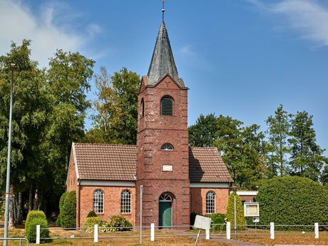 Außenansicht der Kirche in Großefehn