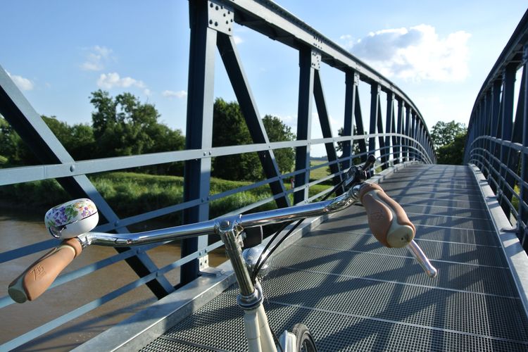 Fahrradfahrer unterwegs auf der Amdorfer Autobrücke
