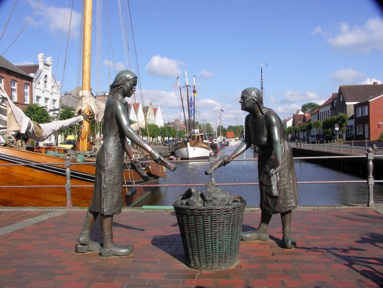 Bronzefiguren am alten Hafen von Weener