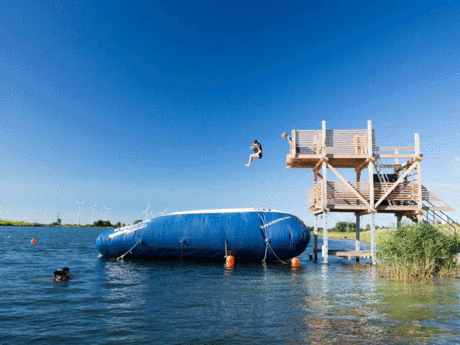 Sprungturm ins Wasser im Buhl Activity Park Hohenkirchen