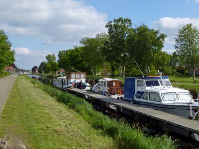 Weg entlang des Kanals in Ostrhauderfehn mit Booten