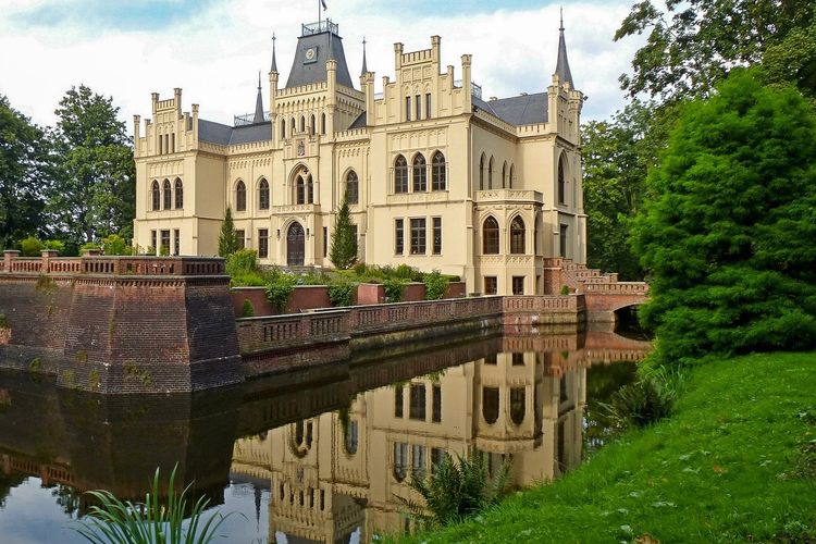 Das Schloss Evenburg in Leer mit grünem Schlosspark