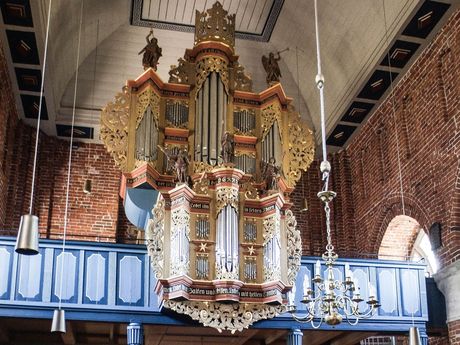 Innenansicht der Kirche in Marienhafe mit Blick auf den Eingang und die Orgel