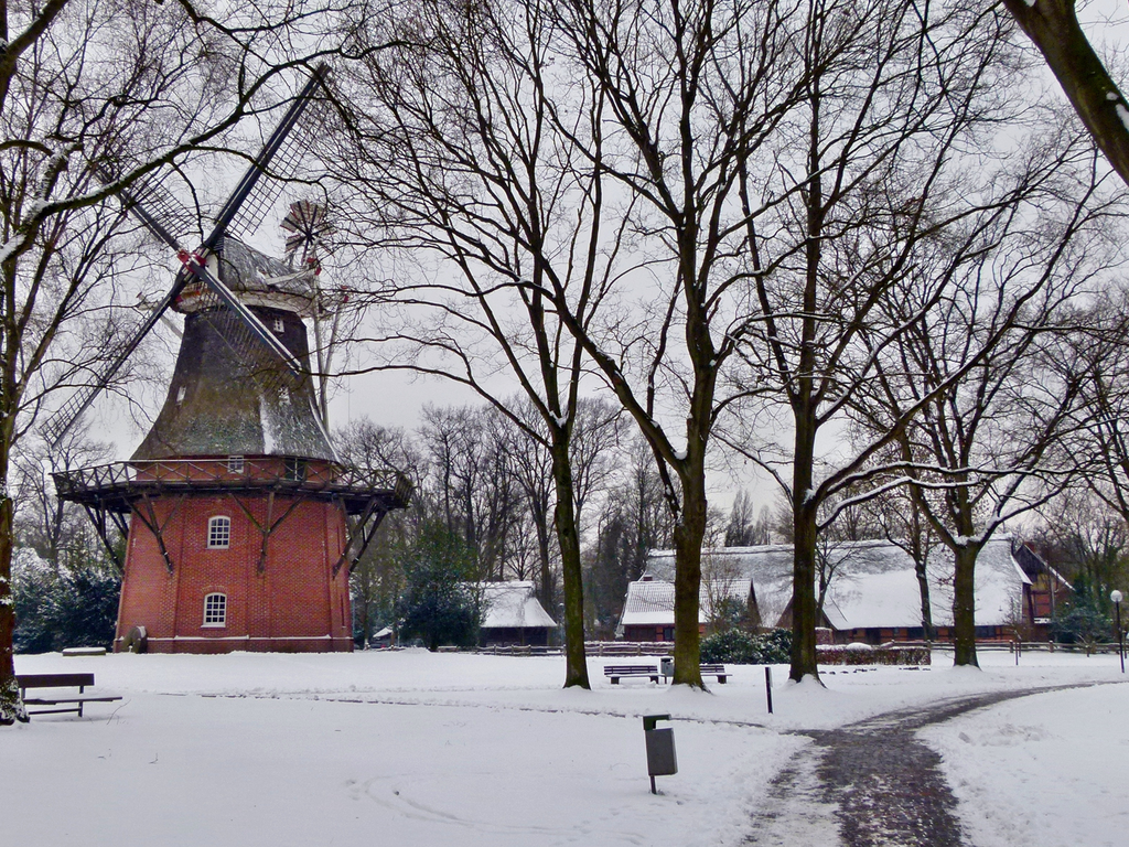 Die Mühle in Bad Zwischenahn mit Schnee im Winter