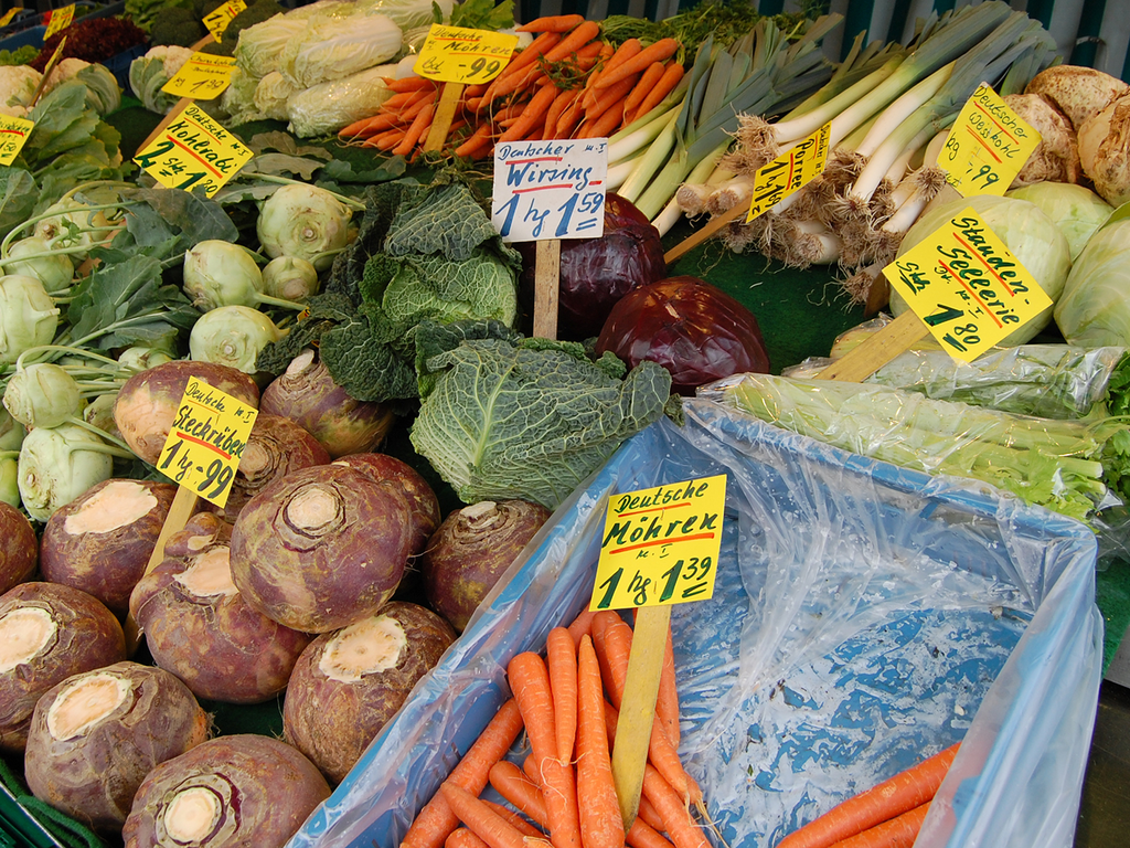 Blick auf die Auswahl eines Obst- und Gemüsestandes auf dem Wochenmarkt Leer