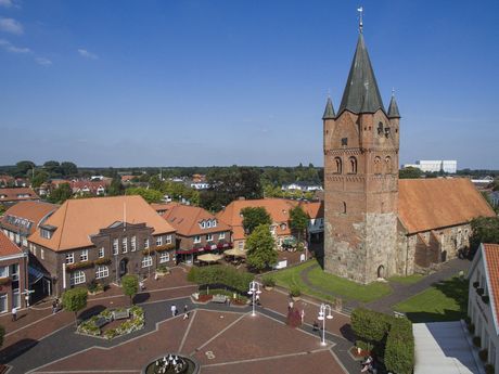 Luftbild vom Marktplatz in Westerstede mit Rathaus und Kirche