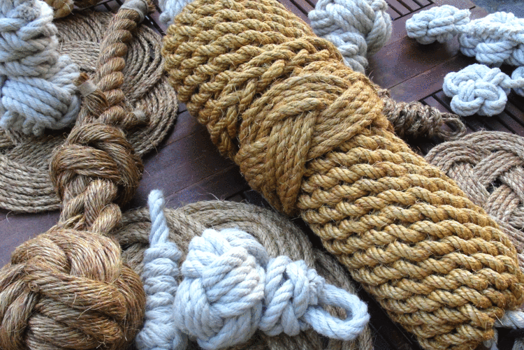 Viele zusammengeknotete Seile und Taue von der alten Seilerei in Moormerland